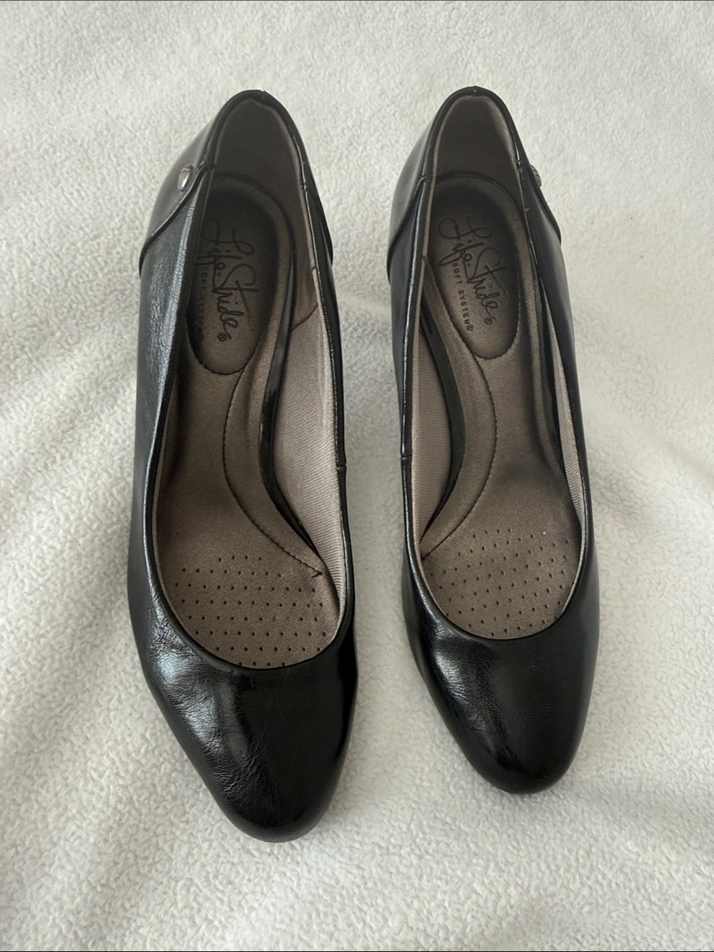 Life Stride Black Leather Round-Toe Heels